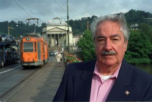 Álvaro Mutis en Turín, Italia en 1987. Foto tomada de  http://bit.ly/1PzbTJq