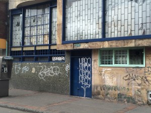 El Goce Pagano (calle 24 con carrera 13), con su nombre de aires de pecado, fue un lugar de encuentro y diálogo con amigos. Allí en 1987 (el lugar no estaba tan deteriorado) solía encontrar a mi profesor Rubén Jaramillo Vélez y conversábamos con el dueño del bar, Gustavo Bustamante, quien también editaba una colección de libros: