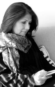 dalia leyendo su novela