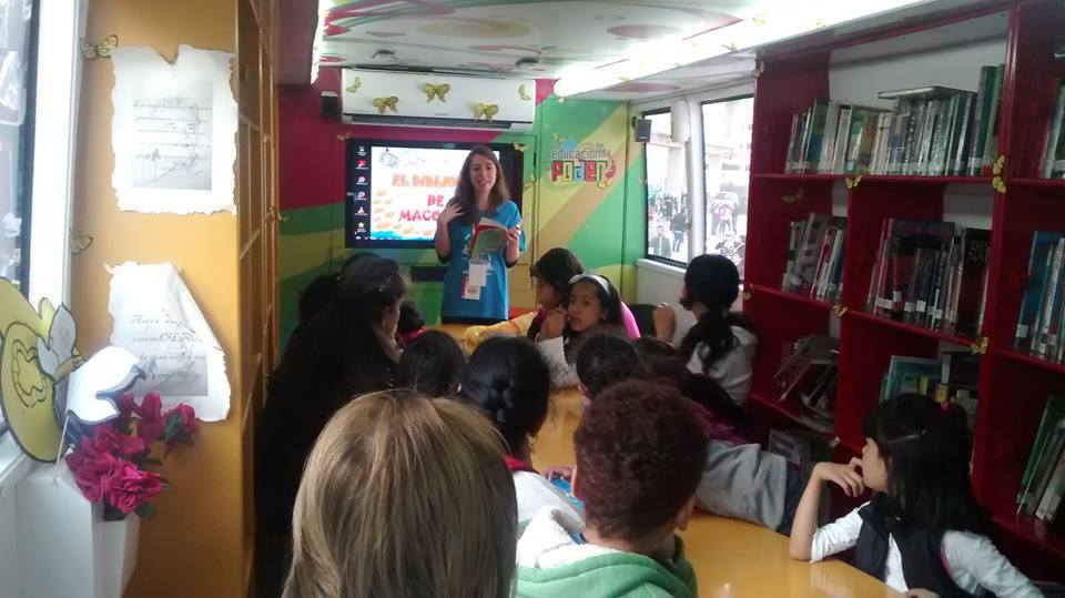 natalia leyendo a niños colegio tom adams