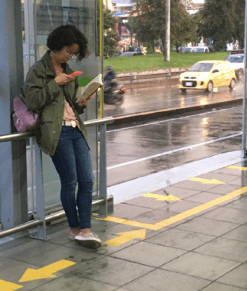 joven leyendo al tiempo digital e impreso